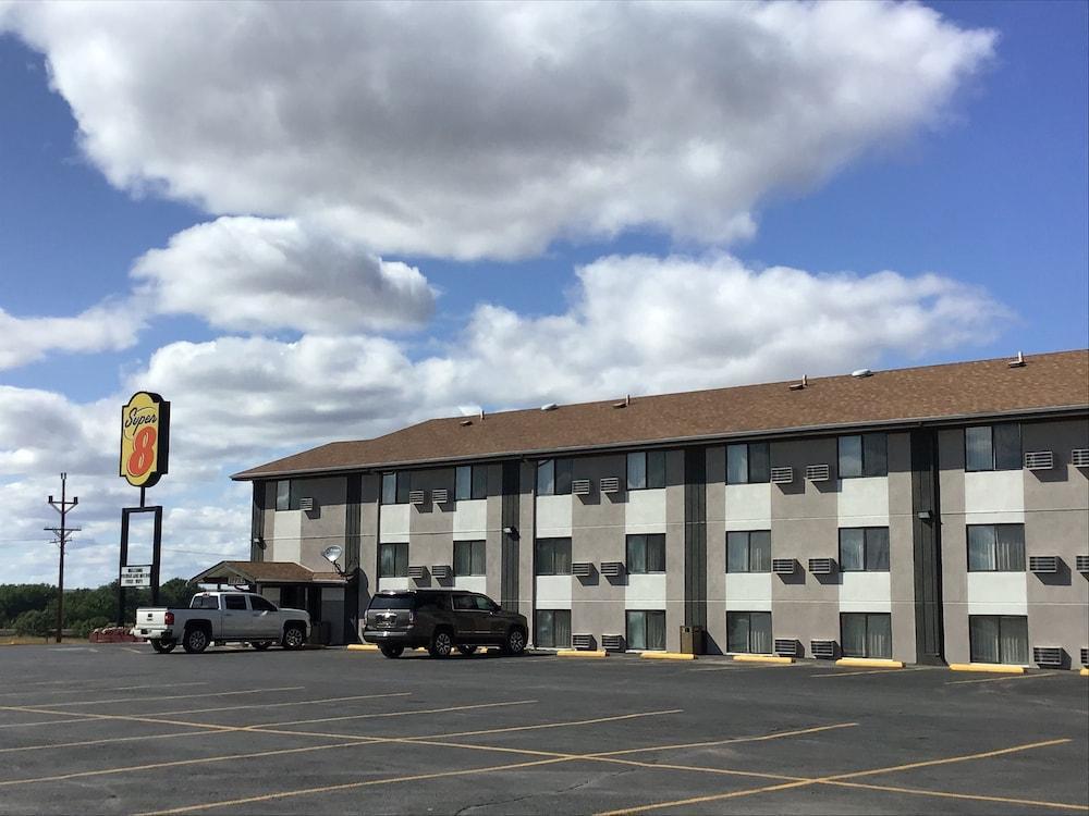 Super 8 By Wyndham Miles Hotel Miles City