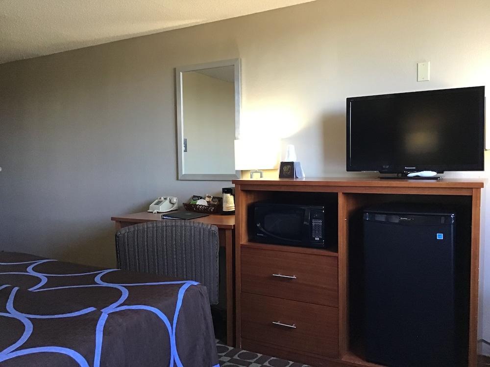 Hotel Super 8 By Wyndham Miles