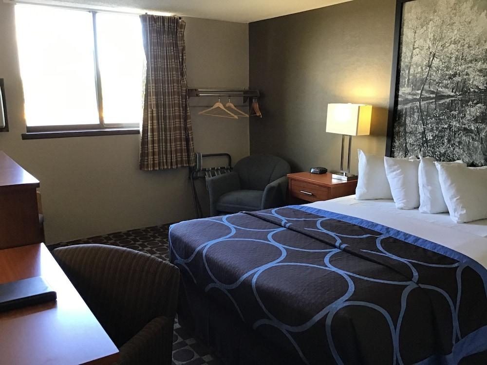 Super 8 By Wyndham Miles Hotel 2*