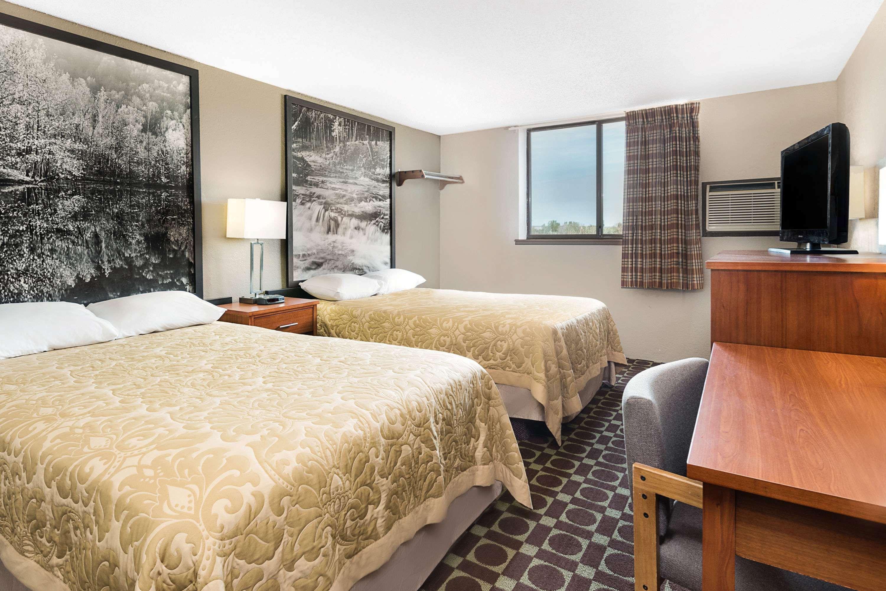 Super 8 By Wyndham Miles Hotel