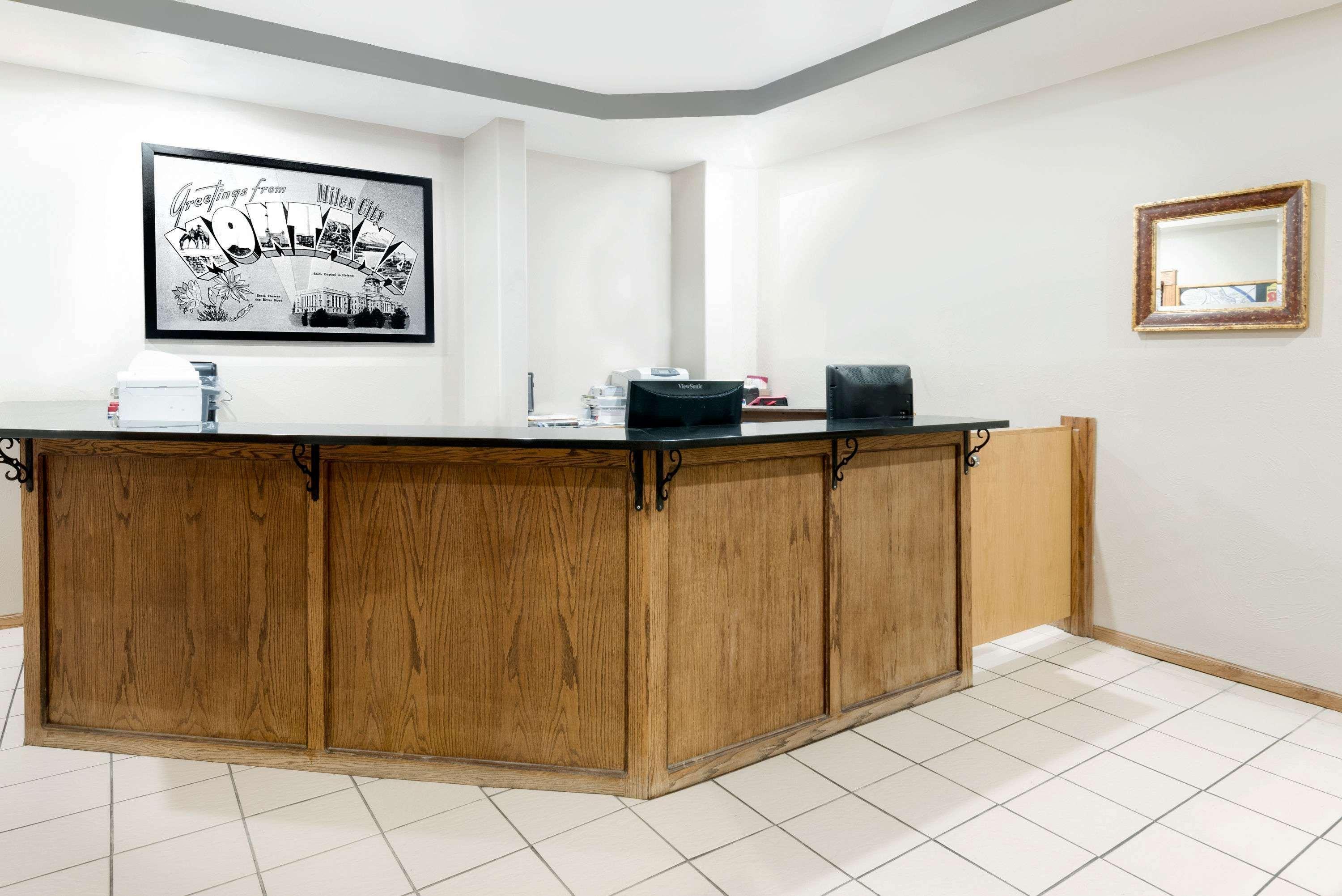 Super 8 By Wyndham Miles Hotel