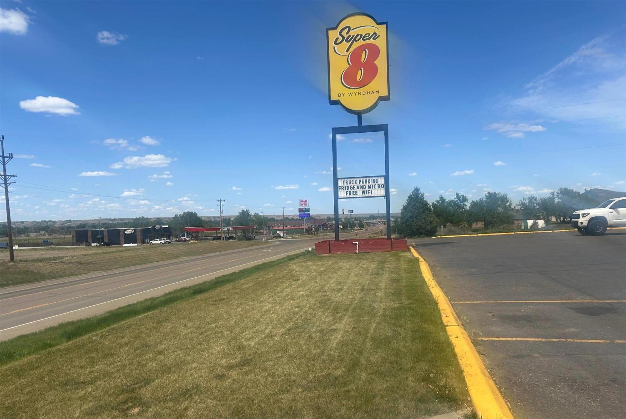 Hotel Super 8 By Wyndham Miles