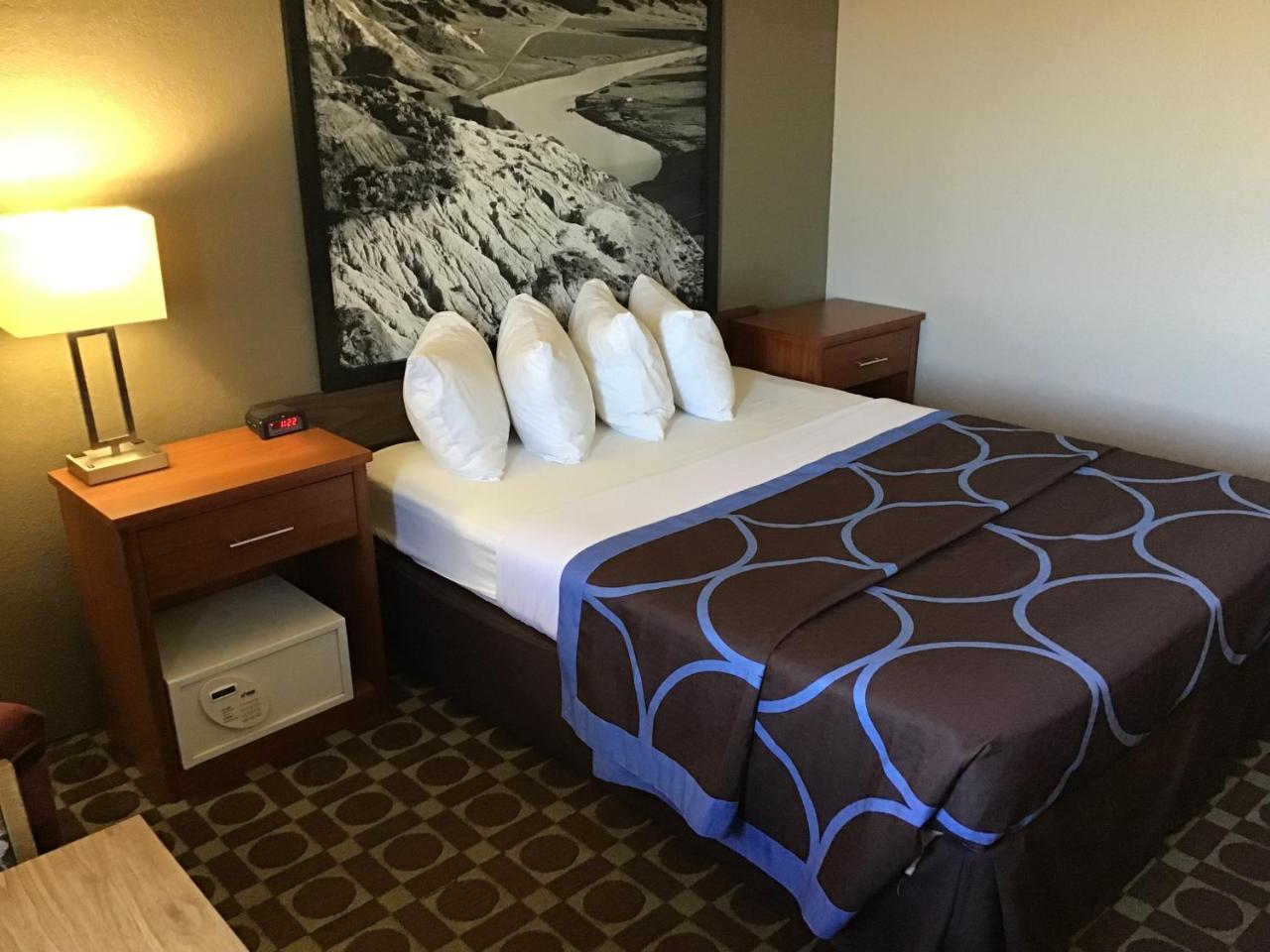 Super 8 By Wyndham Miles Hotel