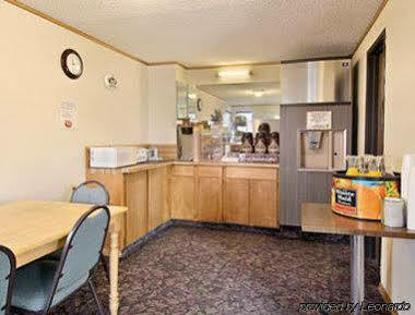 Super 8 By Wyndham Miles Hotel Miles City