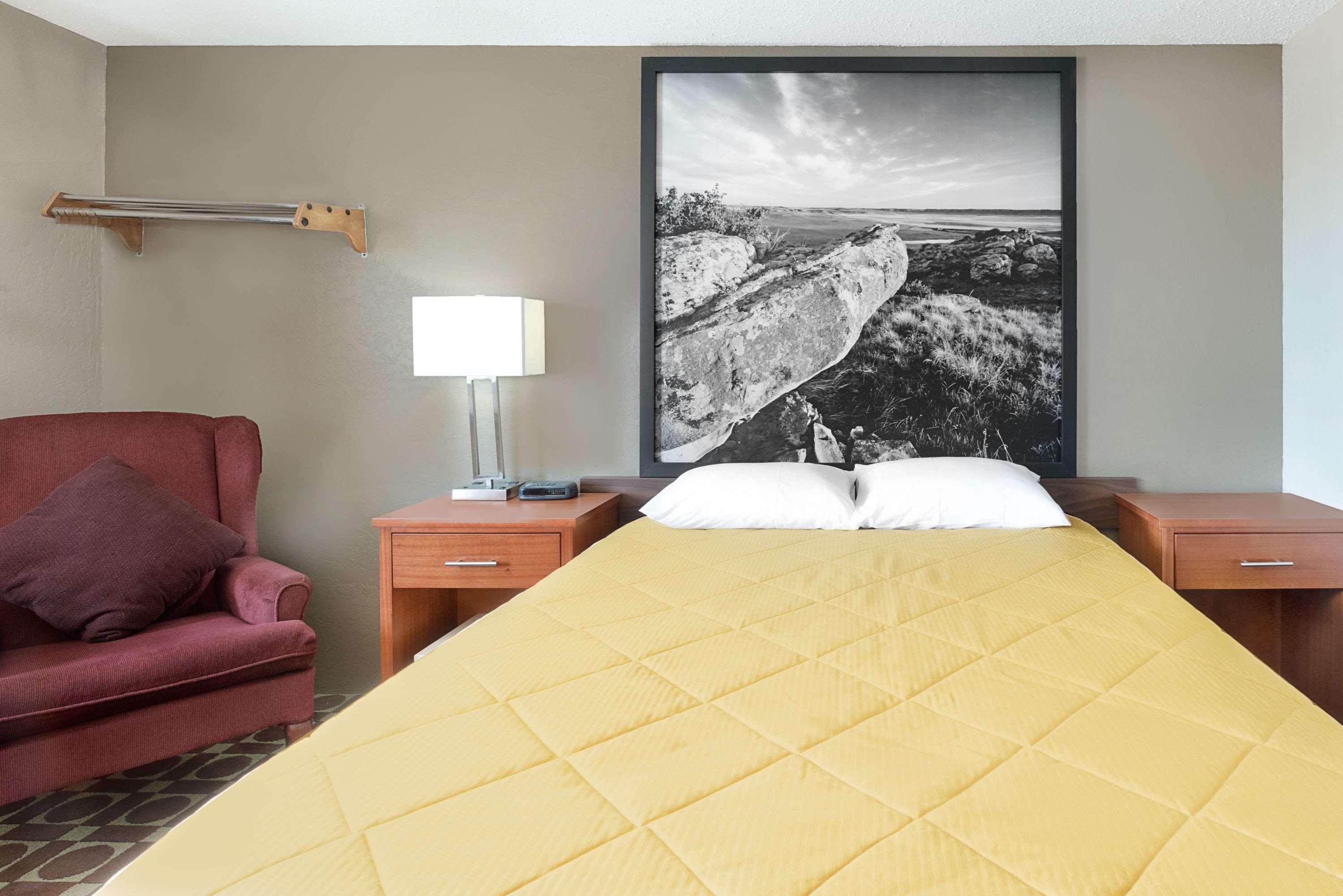 Super 8 By Wyndham Miles