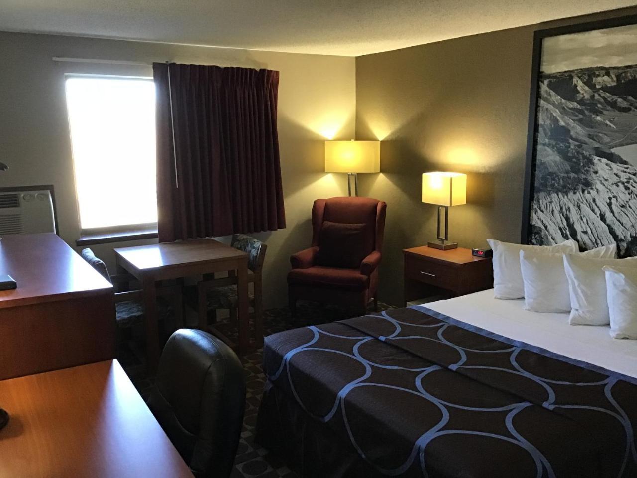 Super 8 By Wyndham Miles Hotel